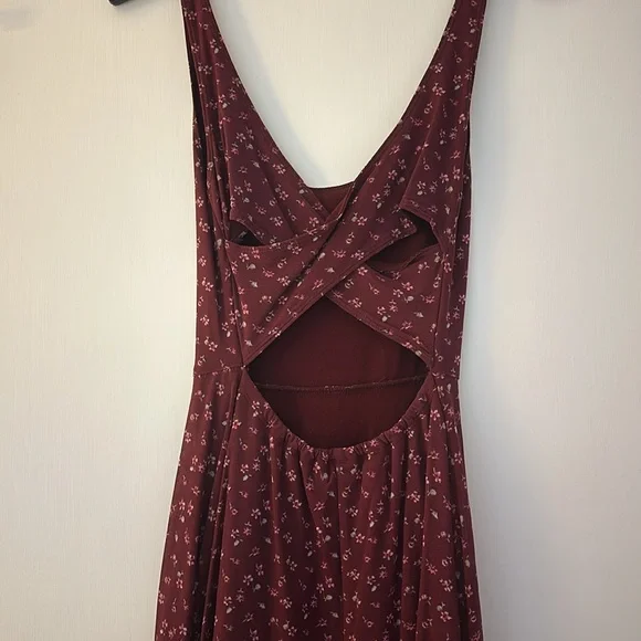 Elegant Burgundy Floral Dress - Picture 4 of 5